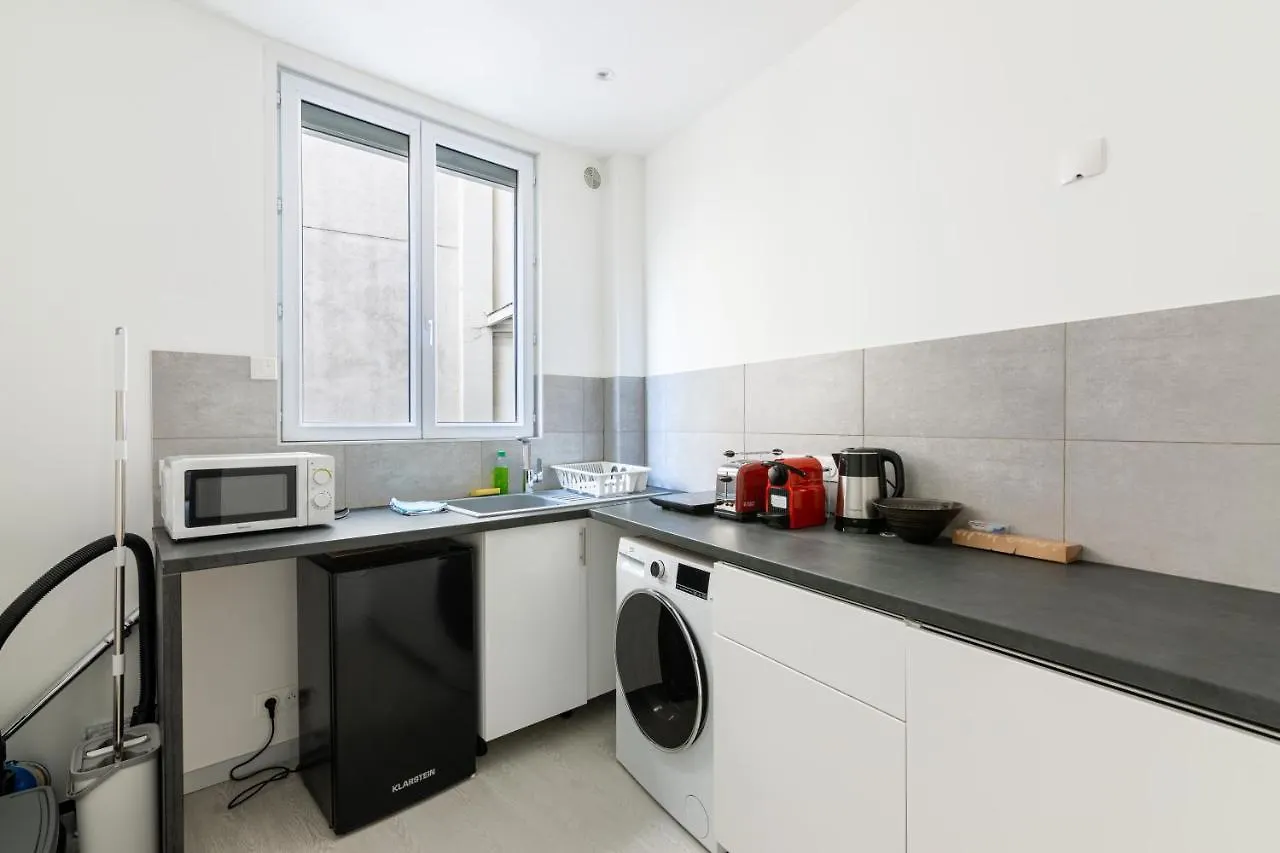 Apartment Luxurious 2 Bedroom Avenue Des Champs-Elysees Saint-Philippe Du Roule Free Netflix Paris